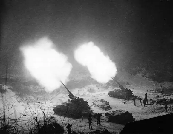 Un par de carros motorizados con cañones M-40 de 155 mm de la batería B, 937. ° Batallón de Artillería de Campaña, brindando apoyo de fuego a la 25. ° División de Infantería del Ejército de EE. UU., Munema, Corea, 26 de noviembre de 1951.